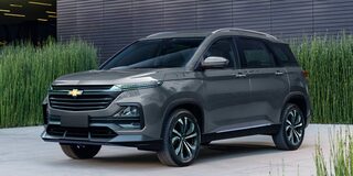 Vista lateral de la Chevrolet Captiva XL en un estacionamiento.