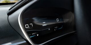 Vista completa del tablero de la Chevrolet Captiva XL color negro.