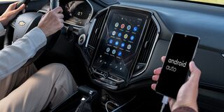 Pantalla MyLink de la Chevrolet Captiva XL conectándose a Android Auto.