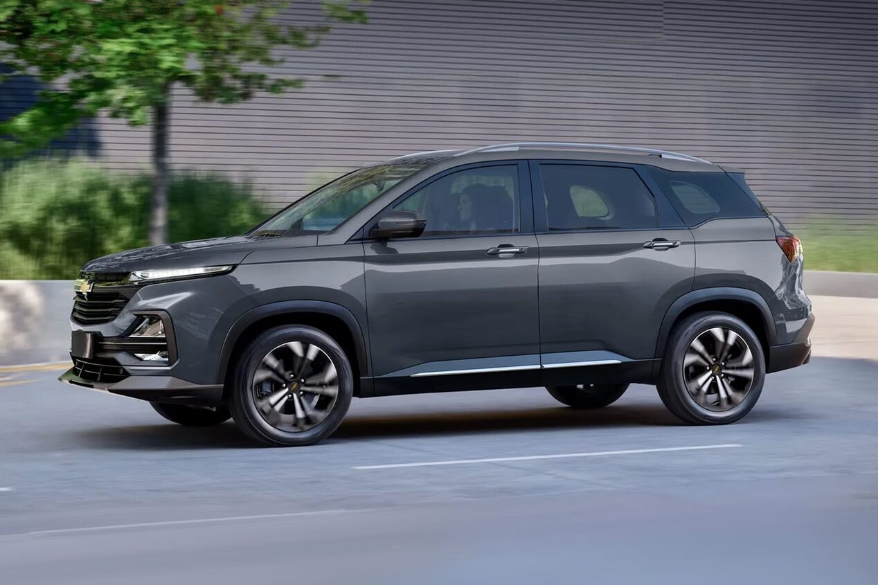 Vista lateral de la Chevrolet Captiva XL color Rojo en un estacionamiento.