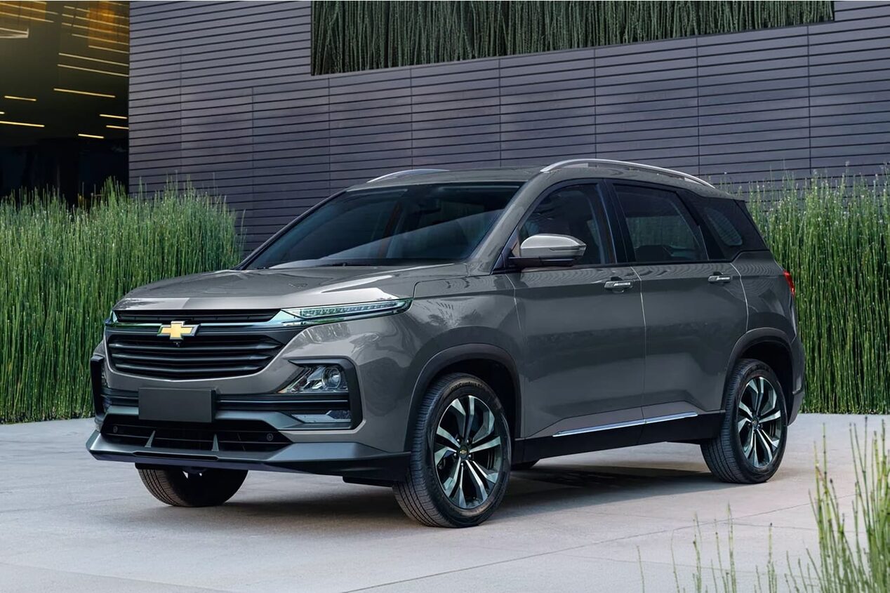 Vista de frente de la Chevrolet Captiva XL estacionada.