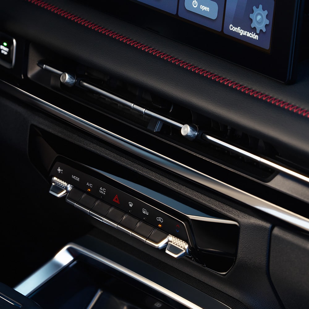Vista cercana de los controles del climatizador digital de la Chevrolet Groove.