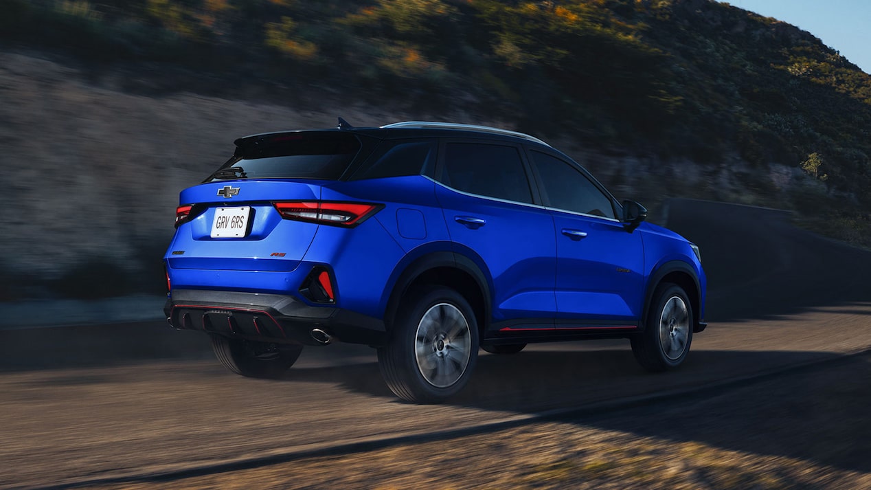 Chevrolet Groove circulando por camino de tierra.