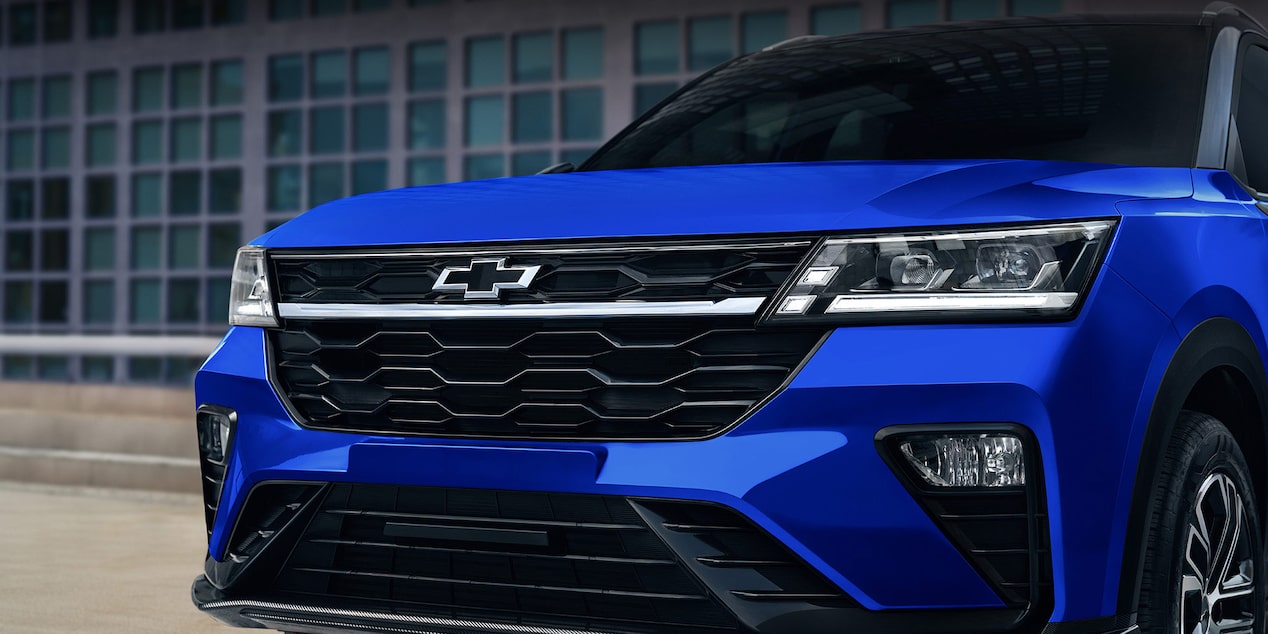 Vista delantera de la Groove destacando la parrilla frontal y el emblema de Chevrolet.