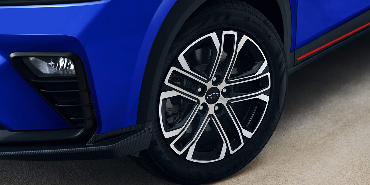 Vista cercana de los rines de aluminio 17 pulgadas.