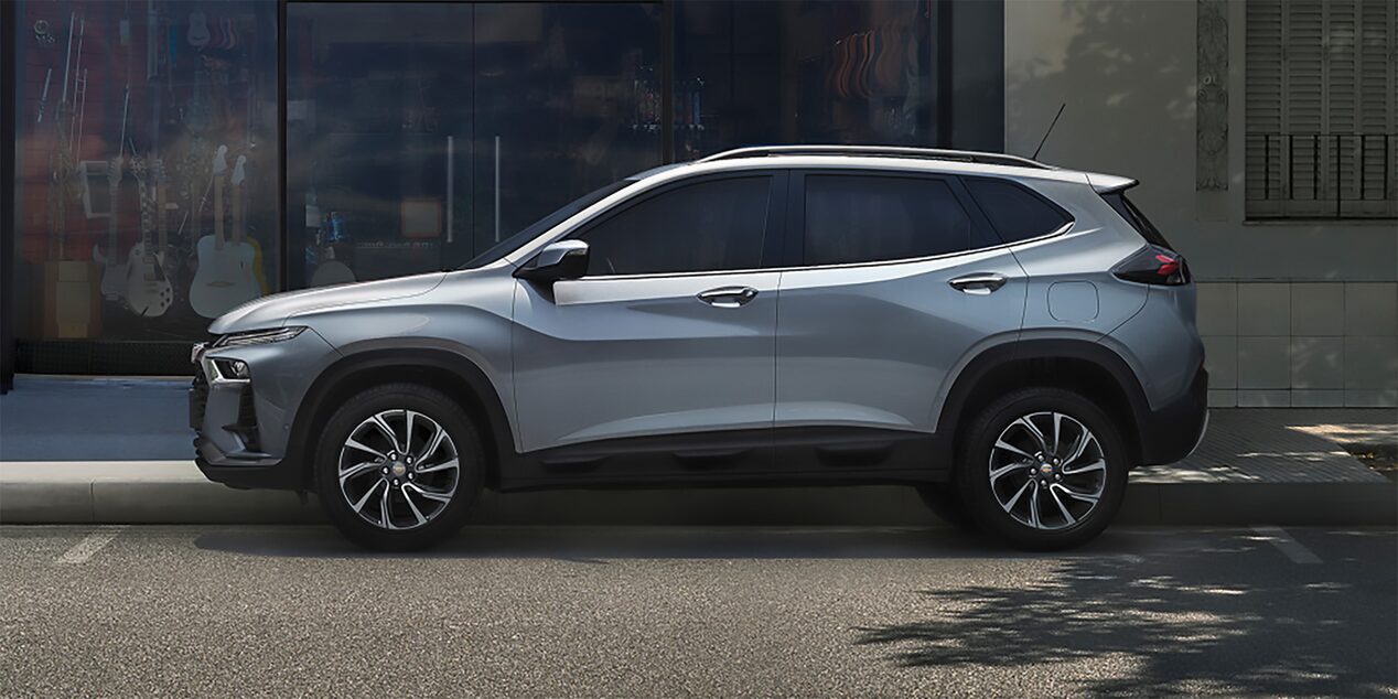 Chevrolet Tracker conduciendo en zona urbana.