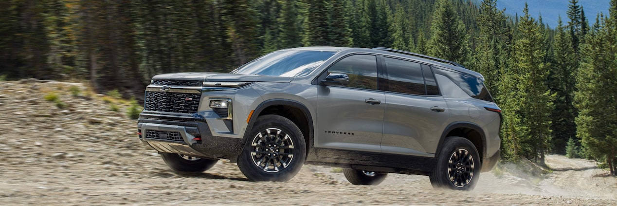 Chevrolet Traverse en camino de piedra.