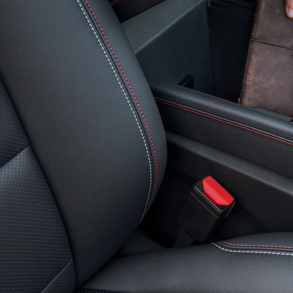 Asientos de la Chevrolet Traverse Z71 en ecocuero Jet Black con costuras y aplicaciones en color rojo.