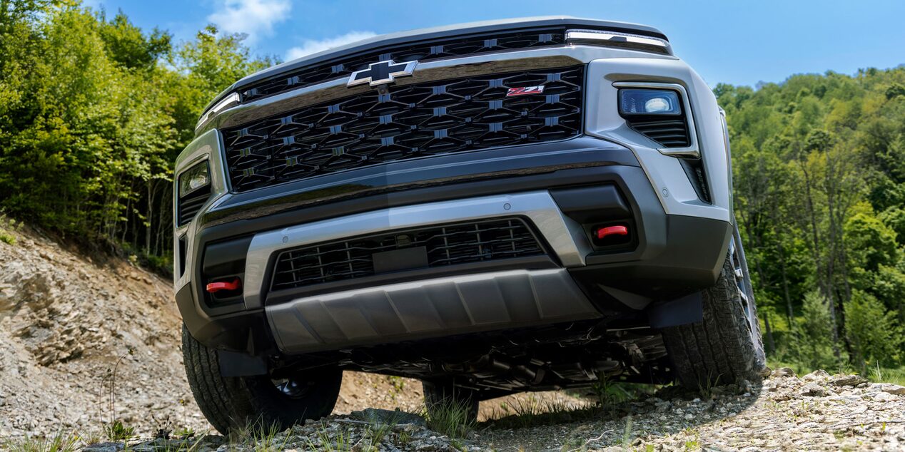 Vista frontal de la Chevrolet Traverse Z71 estacionada en camino off-road destacando parrilla y faros.