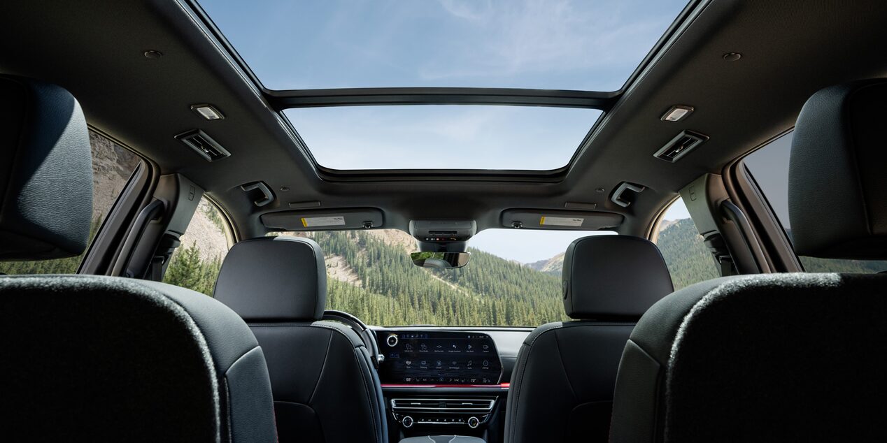 Interior de la Chevrolet Traverse Z71 destacando asientos y sunroof panorámico.