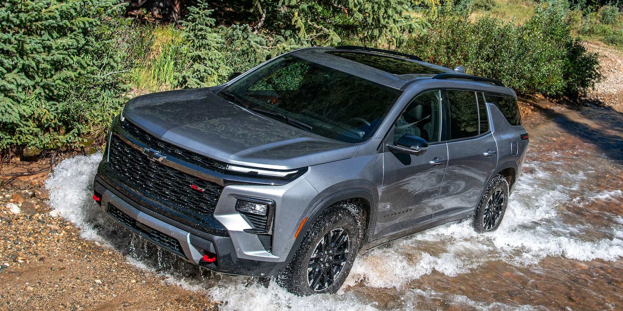 Vista Superior Chevrolet Traverse Z71 cruzando terrenos off-road difíciles.